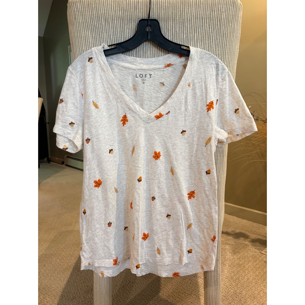 LOFT Womens V-Neck T-Shirt Medium Oatmeal Fall Leaves Acorn Print Cotton Tee